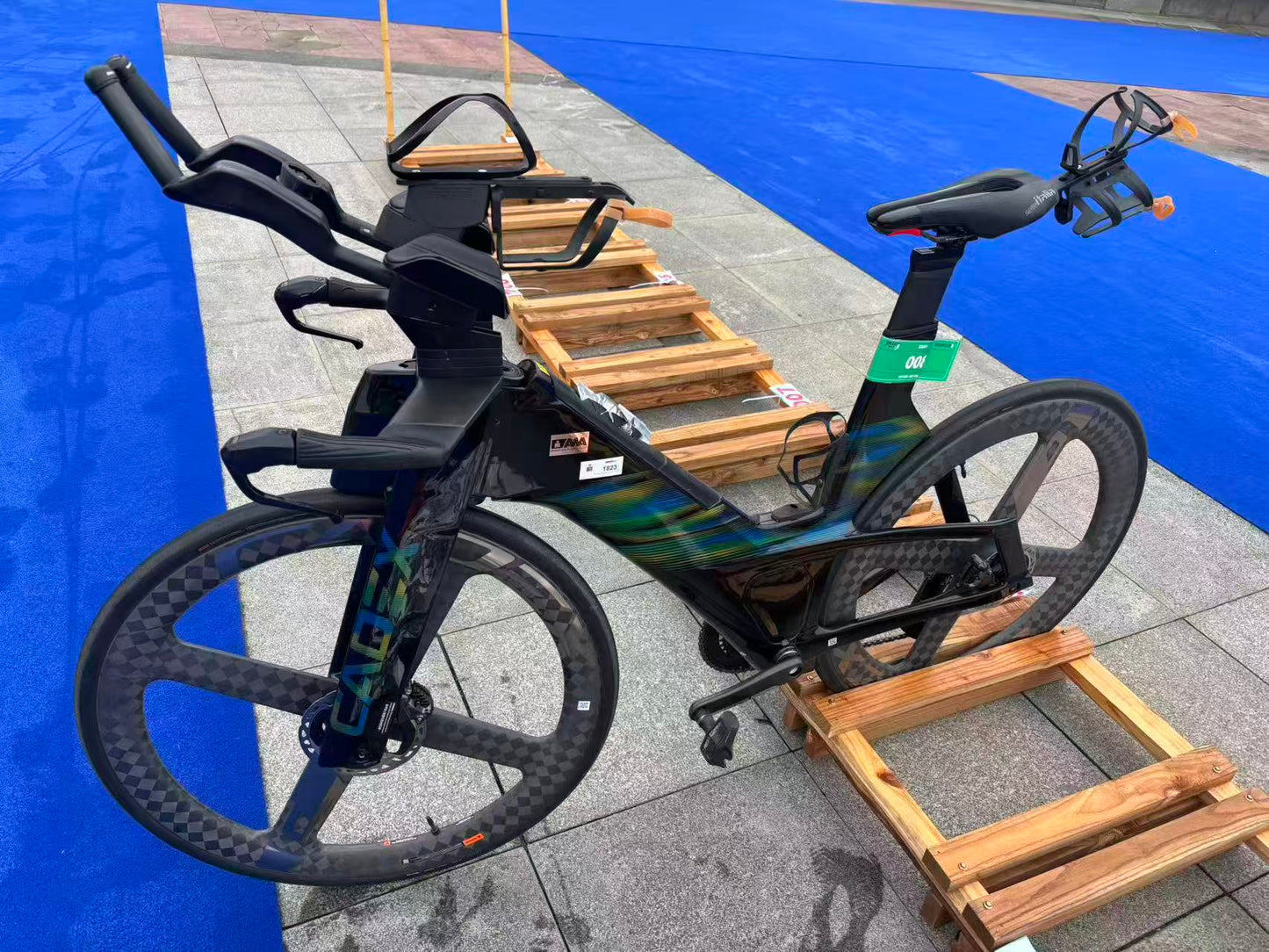 CADEX / GIANT トライアスロンバイク専用
フロントボトルマウント（BTA）